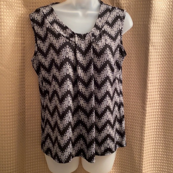 FREE w/purchase of any item $10 or more. JM Fleurette Chevron Blouse size XLP - Picture 1 of 9